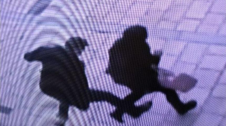 Cami Avlusunda Kadına Şiddet