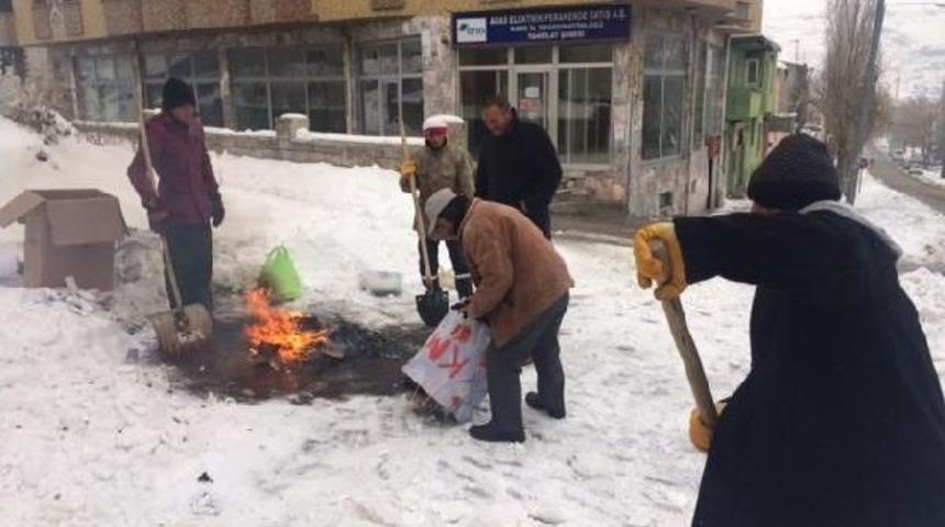 Kars'ta Temizlik Iş&ccedil;ileri Ateş Yakarak Isınıyor