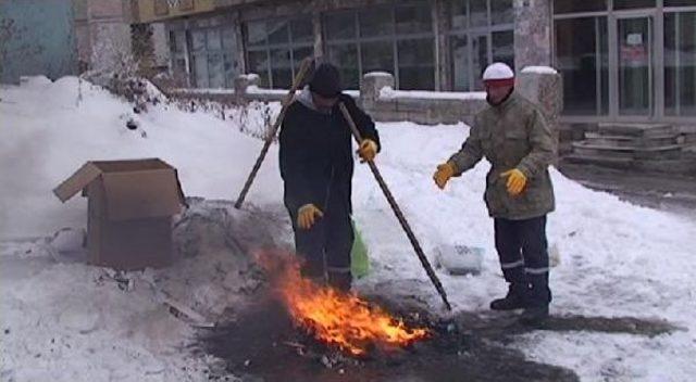 Kars'ta Temizlik Işçileri Ateş Yakarak Isınıyor