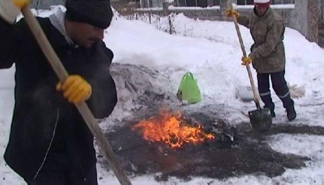 Kars'ta Temizlik Işçileri Ateş Yakarak Isınıyor