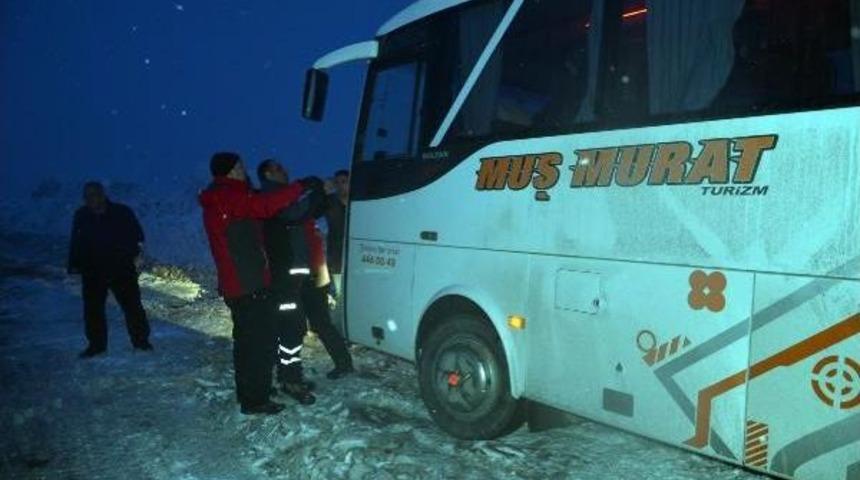 Mahsur Kalan Otob&uuml;steki Yolcular Kurtarıldı