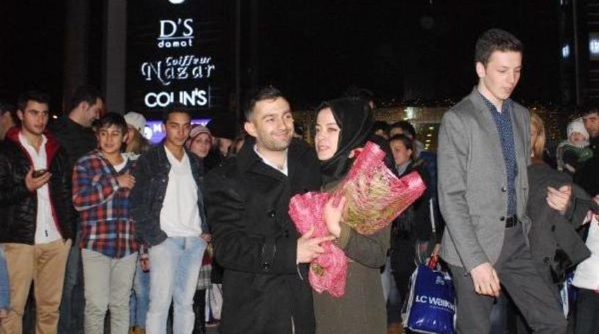 Sevgililer G&uuml;n&uuml;'nde Mumlu Evlilik Teklifi