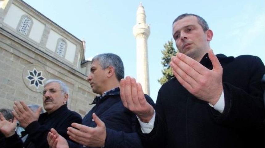 &Ouml;zgecan Ve Abd &Ouml;ld&uuml;r&uuml;len 3 M&uuml;sl&uuml;man Gen&ccedil; İ&ccedil;in Gıyabi Cenaze Namazı