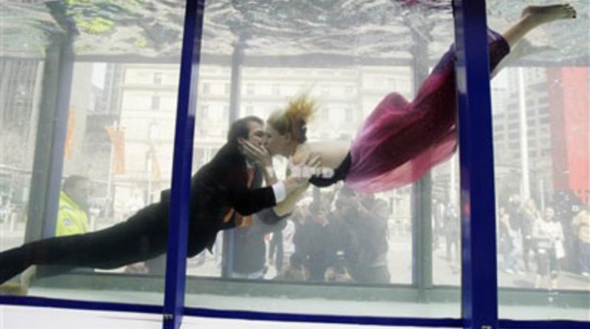 Su Altında Moda Çekimi