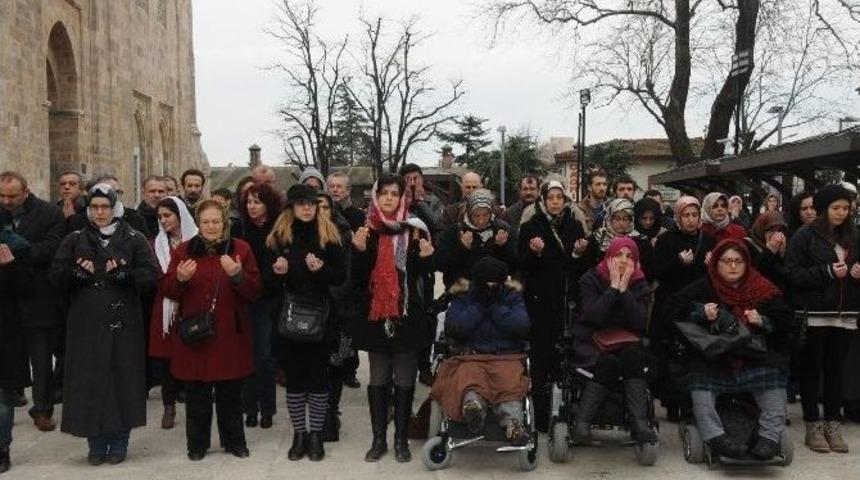 Bursalı Kadınlar, Hunharca &Ouml;ld&uuml;r&uuml;len &Ouml;zgecan İ&ccedil;in Gıyabi Cenaze Namazı Kıldı