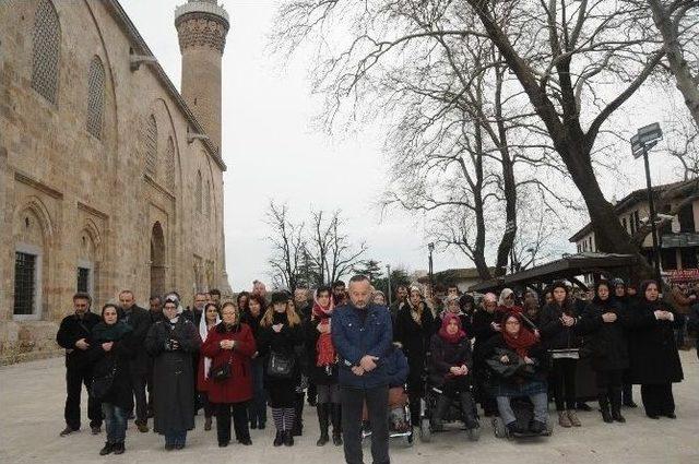 Bursalı Kadınlar, Hunharca Öldürülen Özgecan İçin Gıyabi Cenaze Namazı Kıldı