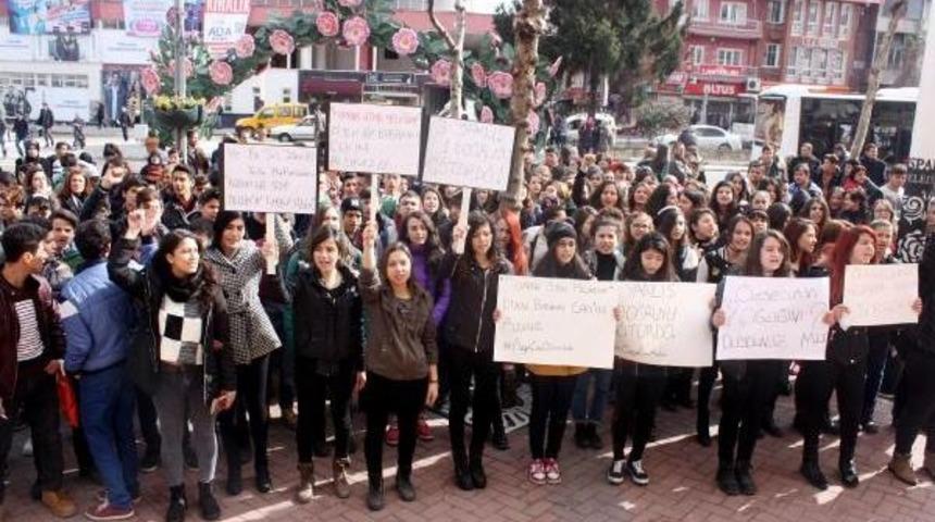 Isparta'da &Ouml;ğrencilerden &Ouml;zgecan Eylemi