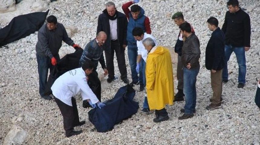 Demre&rsquo;de Trafik Kazası: 3 &Ouml;l&uuml;