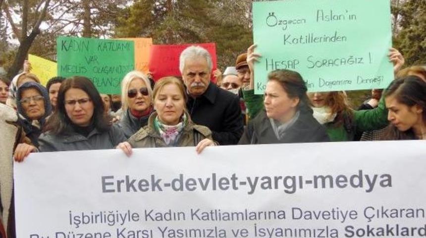 Kayseri’De Özgecan Için Ağlatan Kadın Eylemi