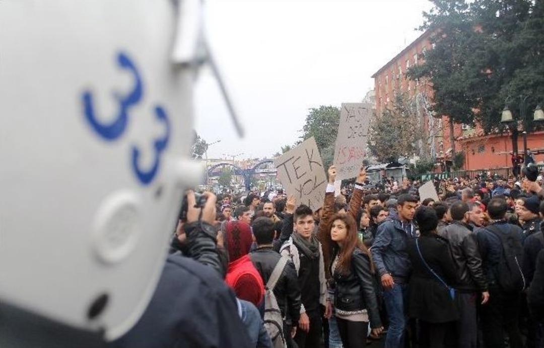 Mersin&rsquo;de Y&uuml;zlerce Kişi Yağmurlu Havada &Ouml;zgecan İ&ccedil;in Y&uuml;r&uuml;d&uuml;