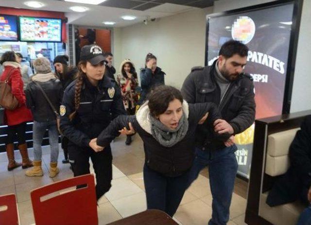 Taksim Özgecan Protestosunda Kadınlara Gözaltı