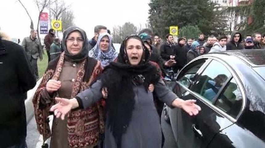 Bı&ccedil;aklanarak &Ouml;ld&uuml;r&uuml;len 17 Yaşındaki Liseli Gencin Ailesi Ve Sevenlerinden Eylem