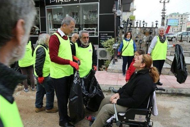 Mezitli’de Sevgililer Günü ’temizlik’ Yapılarak Kutlandı