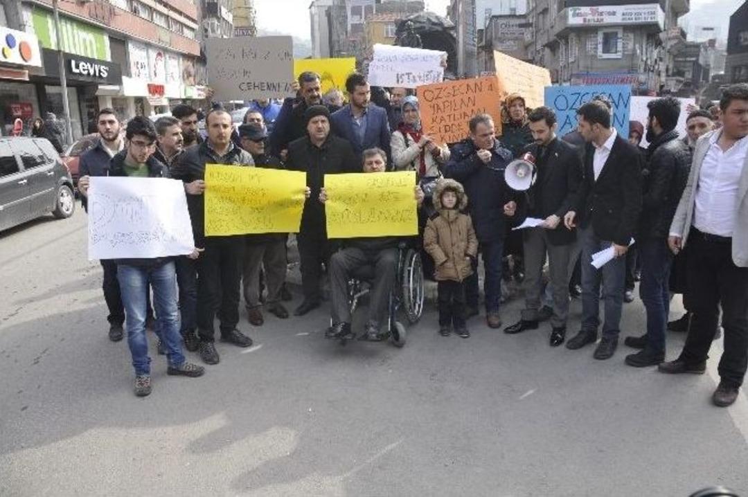 Abd&rsquo;de &Ouml;ld&uuml;r&uuml;len 3 M&uuml;sl&uuml;man Gen&ccedil; İ&ccedil;in Eylem