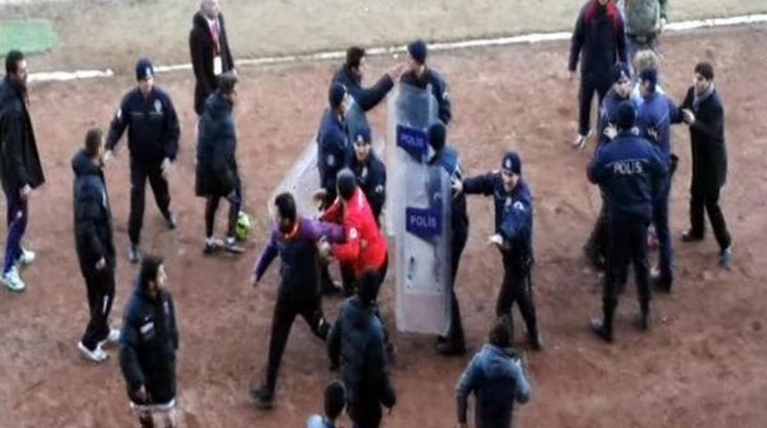 Erzincan'da Futbol Ma&ccedil;ında Sahada Tekme Tokat Kavga