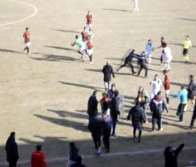 Erzincan'da Futbol Maçında Sahada Tekme Tokat Kavga