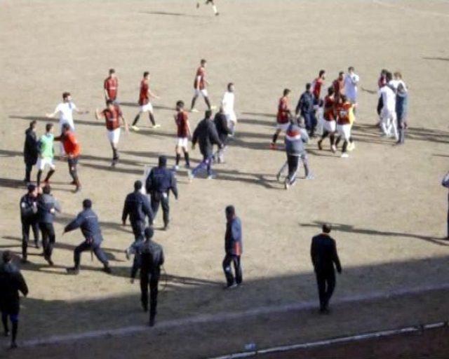 Erzincan'da Futbol Maçında Sahada Tekme Tokat Kavga