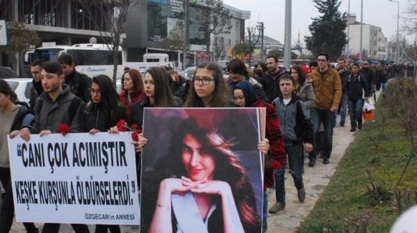 &Ouml;zgecan I&ccedil;in Dereye Karanfil Attılar