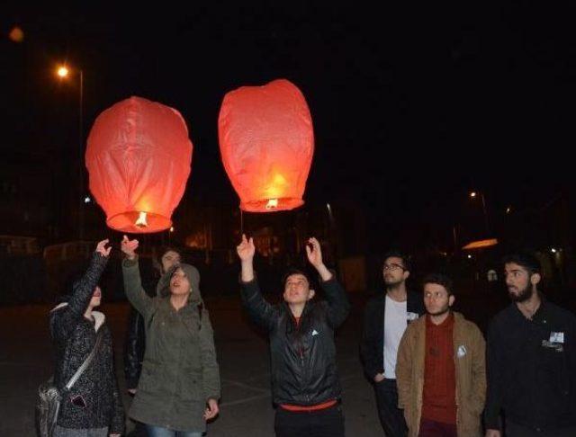 Karabük'te Özgecan Aslan Için Mum Yakıp Dilek Balonu Uçurdular