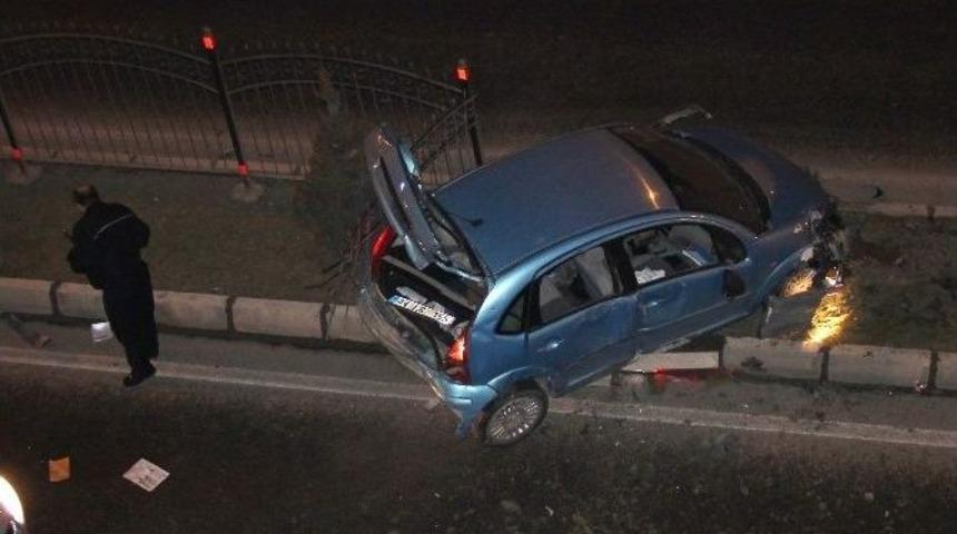 Otomobil, Bariyerlere &Ccedil;arptı: 1 Yaralı