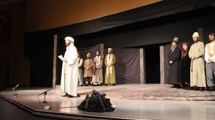 İlk Tiyatro Oyununa Yoğun İlgi