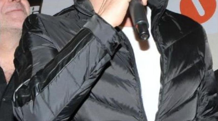 &Ouml;zcan Deniz Filminin Galasında Selfi Yapıp 'kadına Şiddete Hayır' Dedi