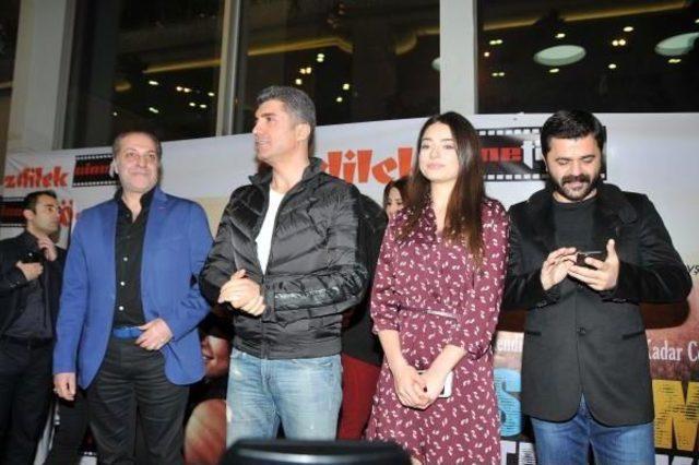 &Ouml;zcan Deniz Filminin Galasında Selfi Yapıp  kadına Şiddete Hayır  Dedi 1