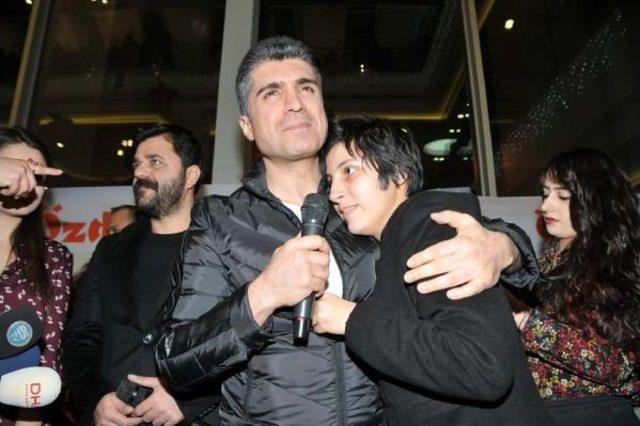 &Ouml;zcan Deniz Filminin Galasında Selfi Yapıp  kadına Şiddete Hayır  Dedi 2