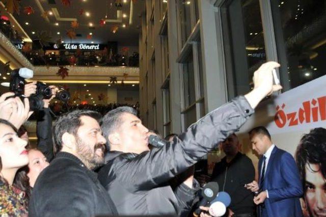 &Ouml;zcan Deniz Filminin Galasında Selfi Yapıp  kadına Şiddete Hayır  Dedi 3