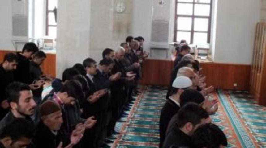 Abd’de Öldürülen Müslümanlar İçin Gıyabi Cenaze Namazı Kılındı