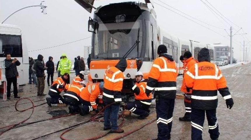 Tramvayla İş&ccedil;i Servisi &Ccedil;arpıştı: 6 Yaralı