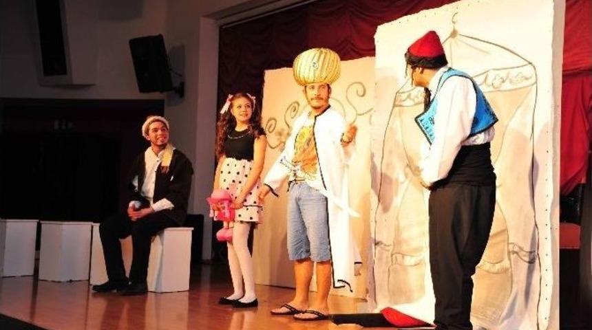 Bal&ccedil;ova Gen&ccedil;lik Tiyatrosu&rsquo;ndan Soyut Padişah