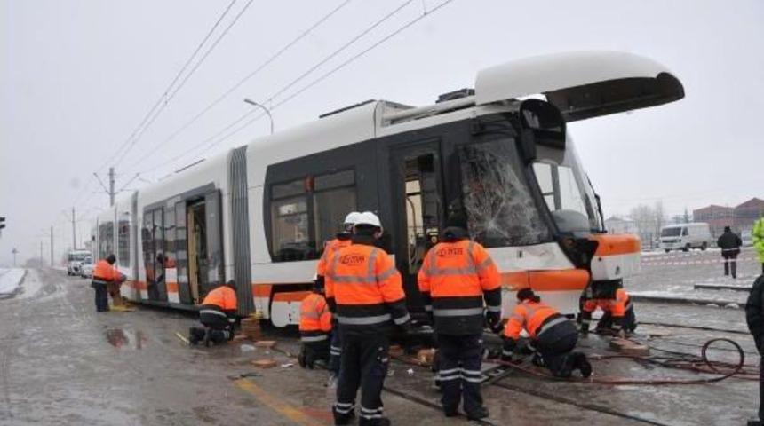 İş&ccedil;i Servis Midib&uuml;s&uuml; Tramvaya &Ccedil;arptı: 6 Yaralı