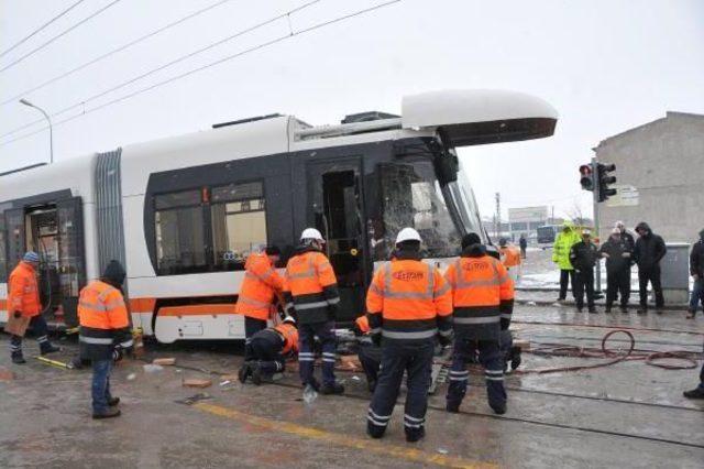 İşçi Servis Midibüsü Tramvaya Çarptı: 6 Yaralı