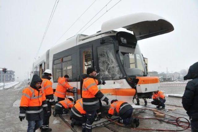 İşçi Servis Midibüsü Tramvaya Çarptı: 6 Yaralı