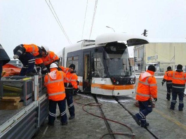 İşçi Servis Midibüsü Tramvaya Çarptı: 6 Yaralı