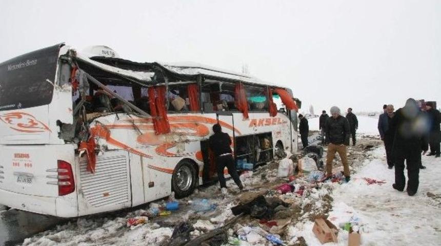 Afyonkarahisar&rsquo;da Otob&uuml;s Kazası: 30 Yaralı