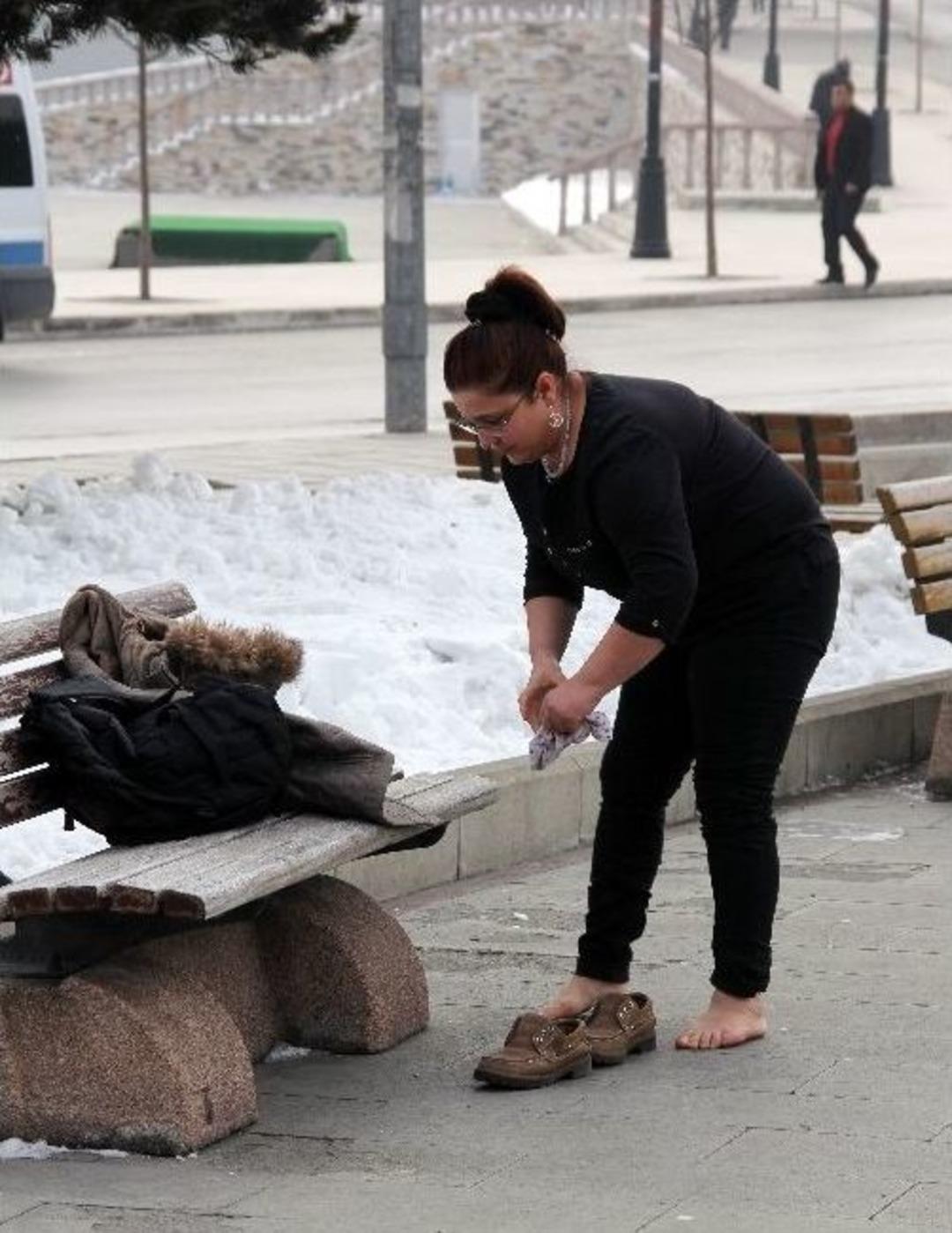 Eksi 13 Derecede &Ouml;zgecan İ&ccedil;in Tek Kişilik &Ccedil;ıplak Ayaklı Eylem