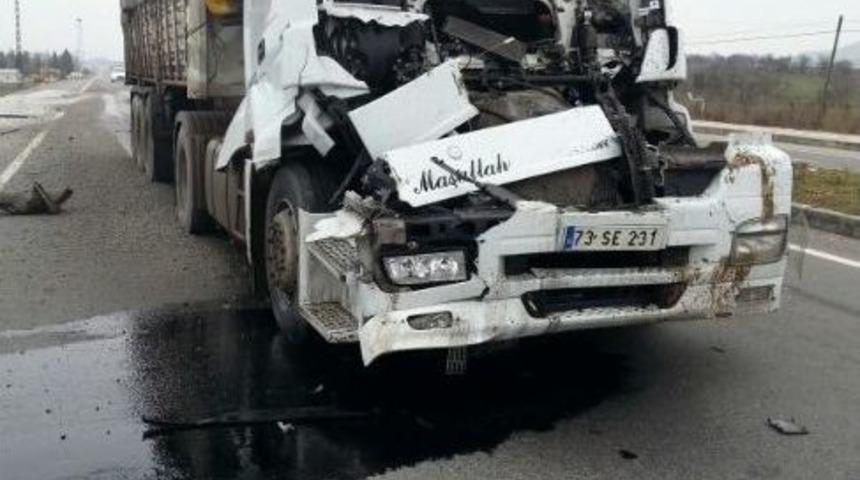 Tır Kamyonla Çarpıştı: 1 Yaralı
