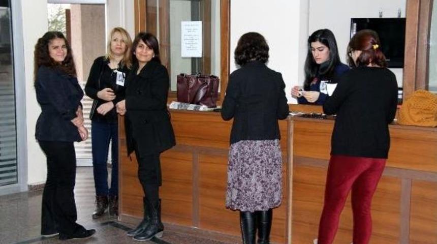 Mardin'de Belediye &Ccedil;alışanları, &Ouml;zgecan I&ccedil;in Siyah Kurdele Taktı