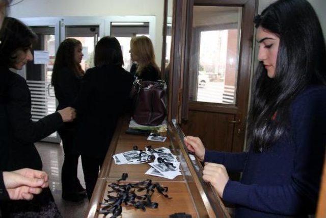 Mardin'de Belediye Çalışanları, Özgecan Için Siyah Kurdele Taktı