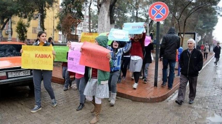 Lise &Ouml;ğrencileri &Ouml;zgecan Aslan İ&ccedil;in Y&uuml;r&uuml;d&uuml;