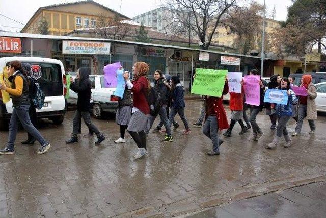 Lise Öğrencileri Özgecan Aslan İçin Yürüdü