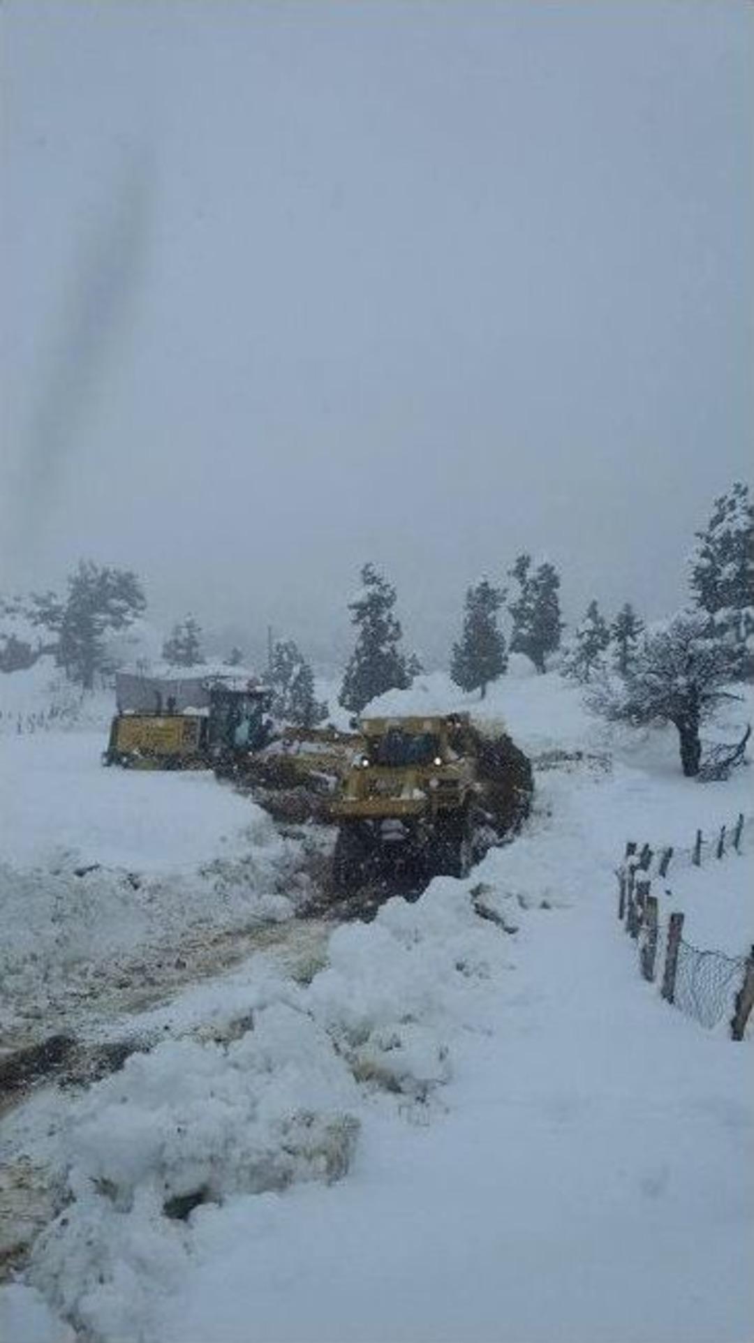 Adana&rsquo;da K&ouml;y Yollarında Karla M&uuml;cadele