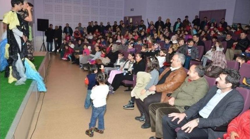 &Uuml;z&uuml;lmez, &Ccedil;ocuklarla Tiyatro İzledi