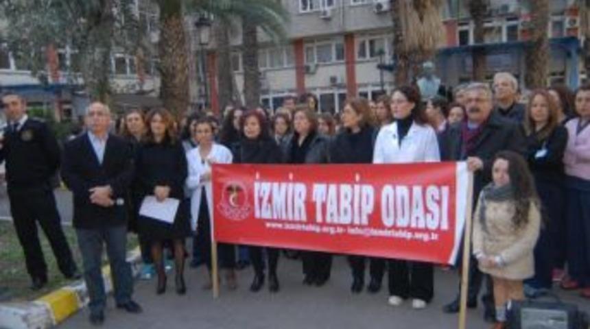 İzmir'de, Beyaz Önlüklülerden Özgecan Tepkisi