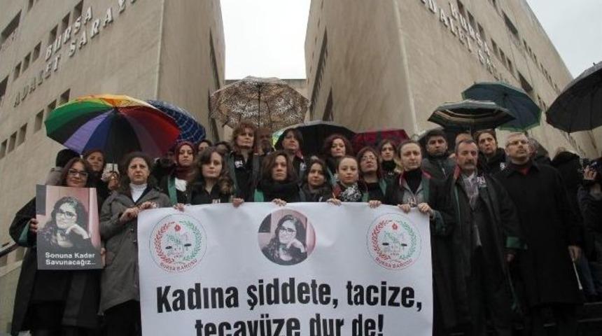 Avukatlar Yağmur Altında Özgecan İçin Eylem Yaptı