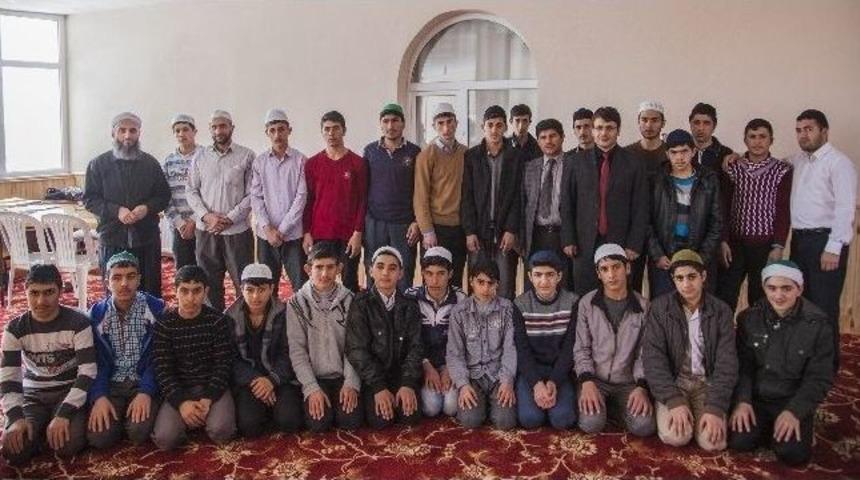 Ahlat Hafızlarını Yetiştiriyor