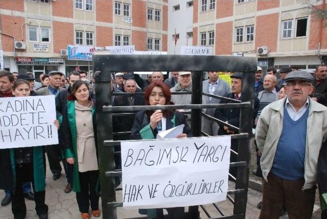 Avukatlardan Kafesli Eylem