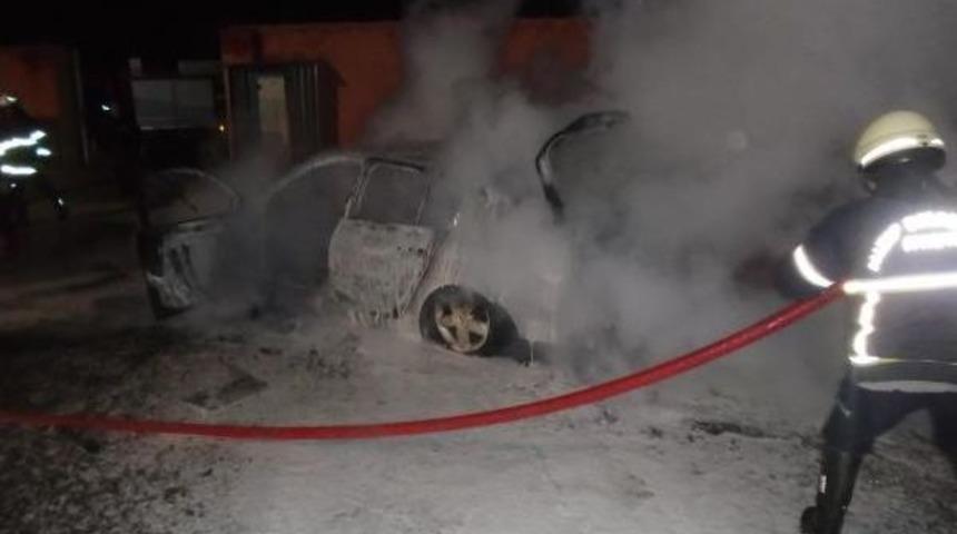 Park Halindeyken Yanan Otomobil Kullanılamaz Hale Geldi